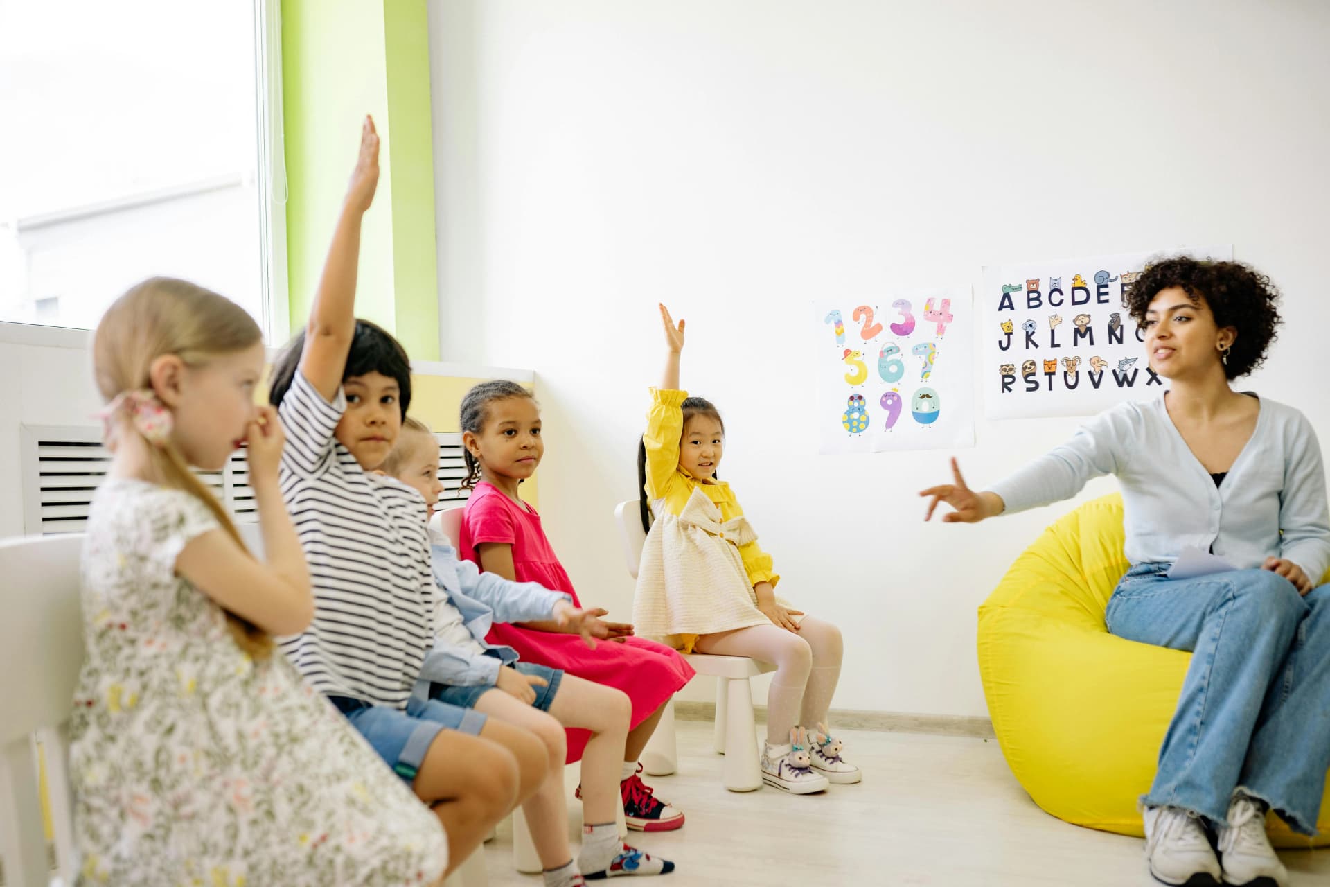 Élèves collaborant dans une classe trilingue