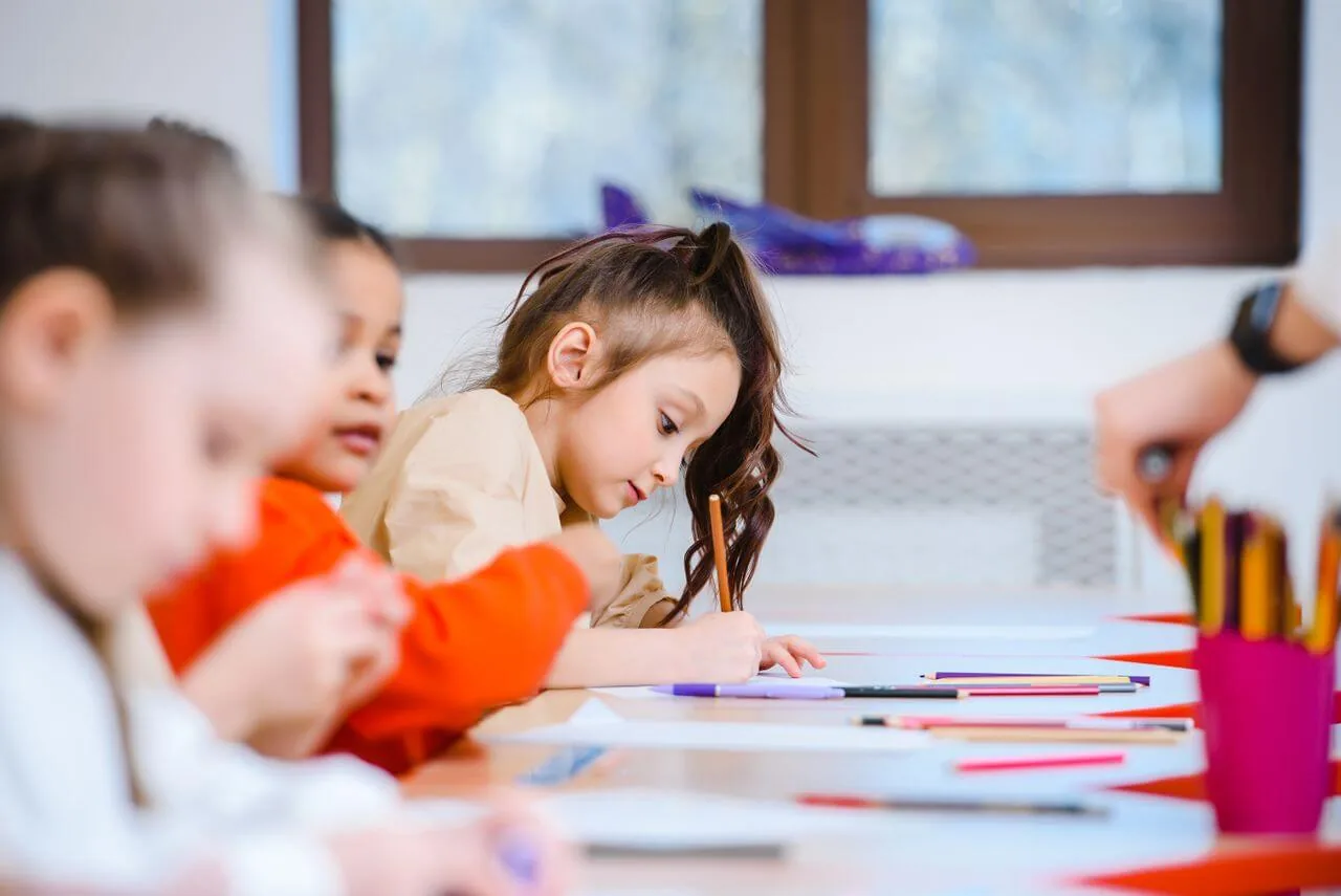rythme d'apprentissage des enfants dans une école primaire à Marrakech