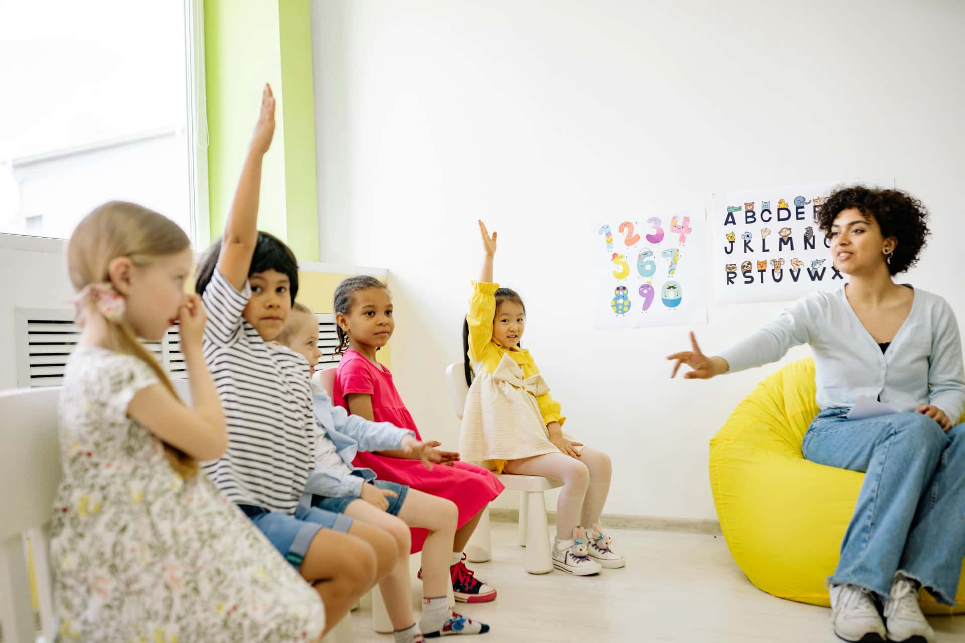 Élèves collaborant dans une classe trilingue